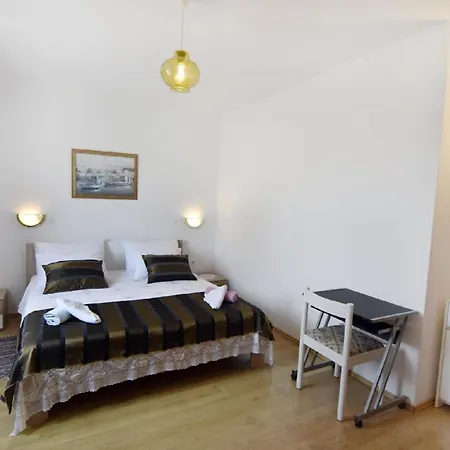Geraeumige In Der Naehe Des Zentrums Von Apartment *