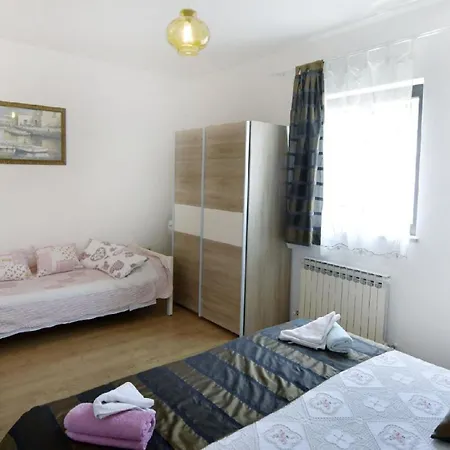Geraeumige In Der Naehe Des Zentrums Von Apartment *