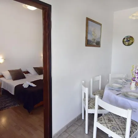 Geraeumige In Der Naehe Des Zentrums Von Apartment