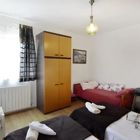 Geraeumige In Der Naehe Des Zentrums Von Apartment *