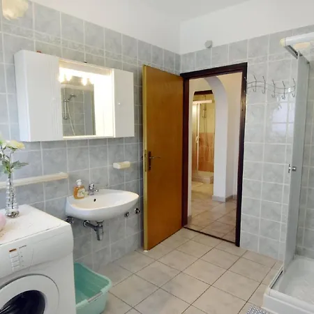 Geraeumige In Der Naehe Des Zentrums Von Apartment