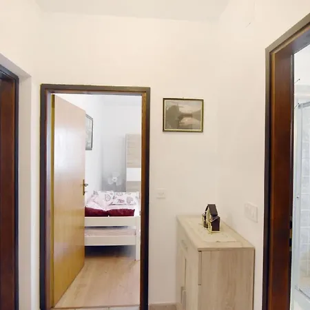 Geraeumige In Der Naehe Des Zentrums Von Apartman Umag
